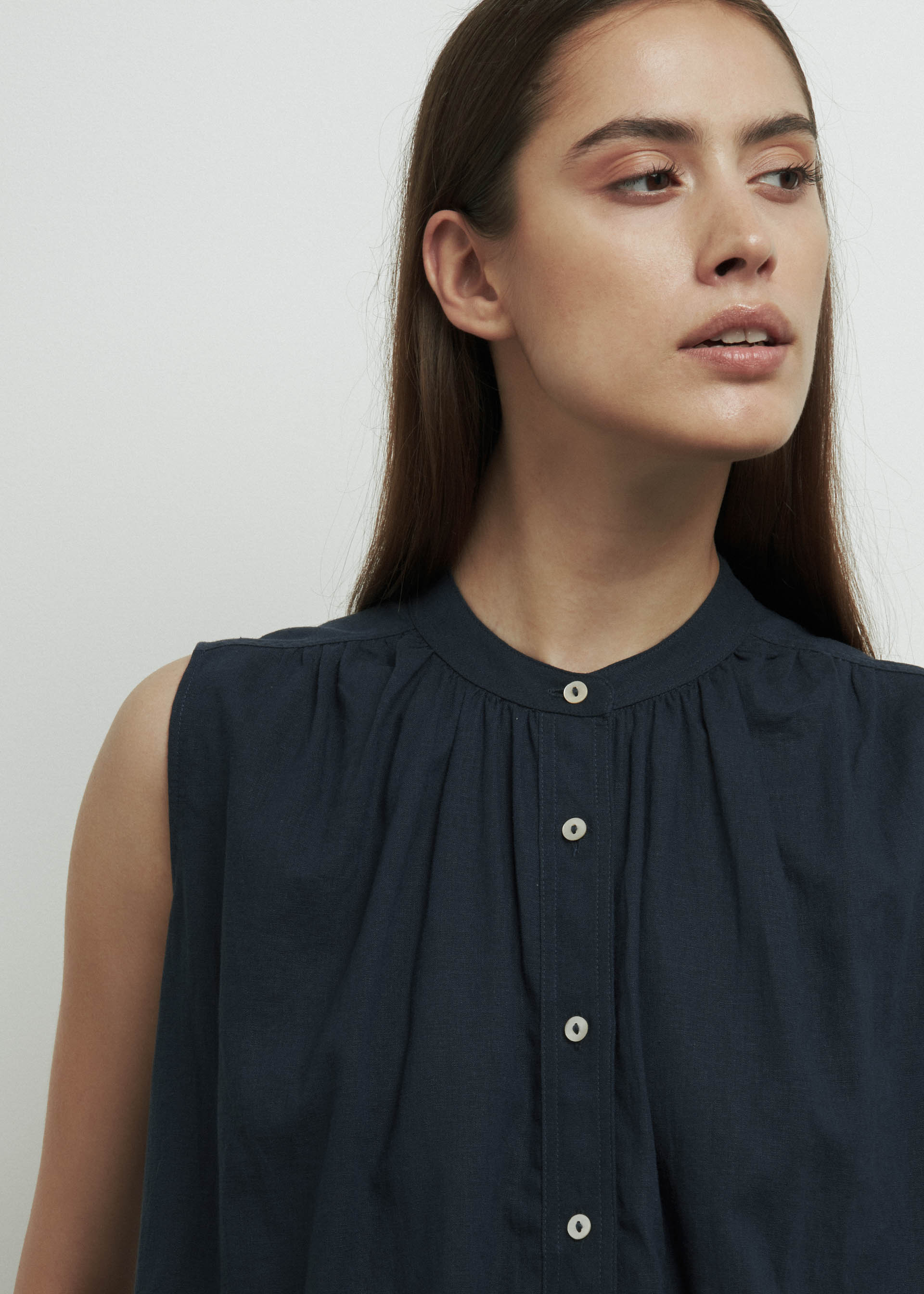 Camicia smanicata in lino