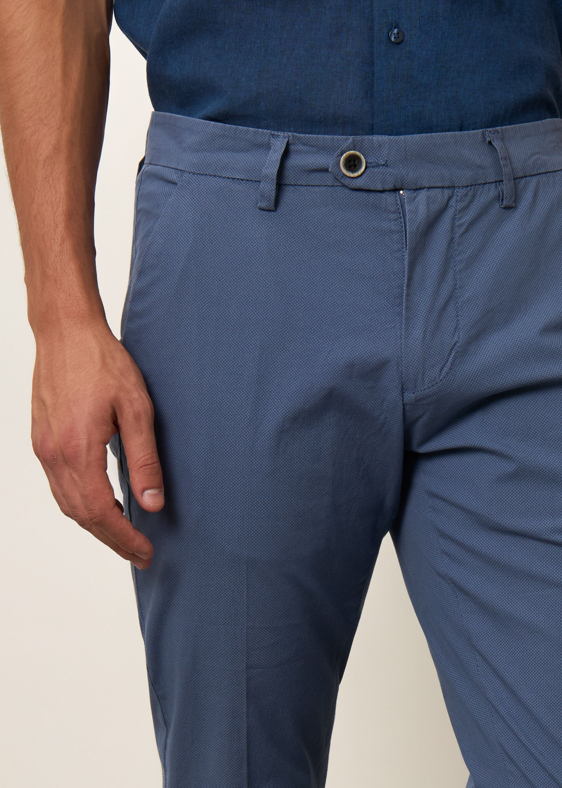 Pantaloni chino microfantasia