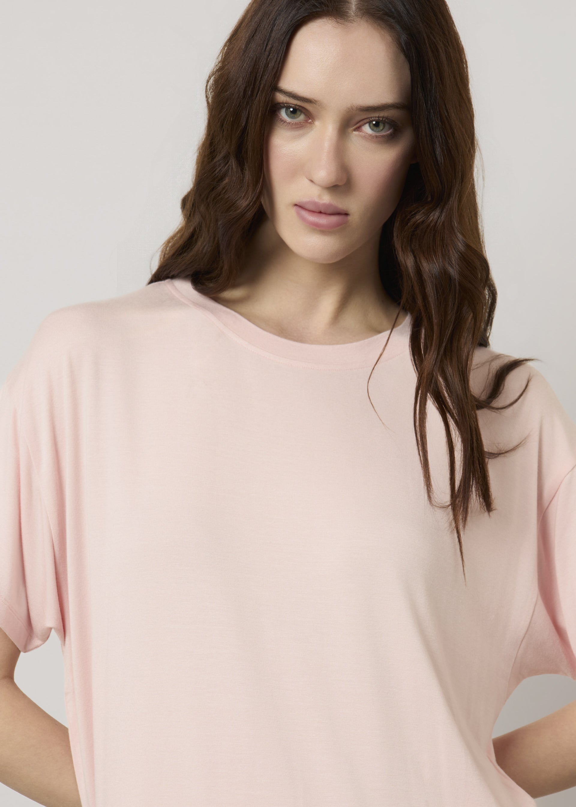 T-shirt over con spacchi