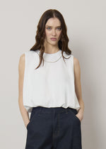T-shirt senza maniche con collana