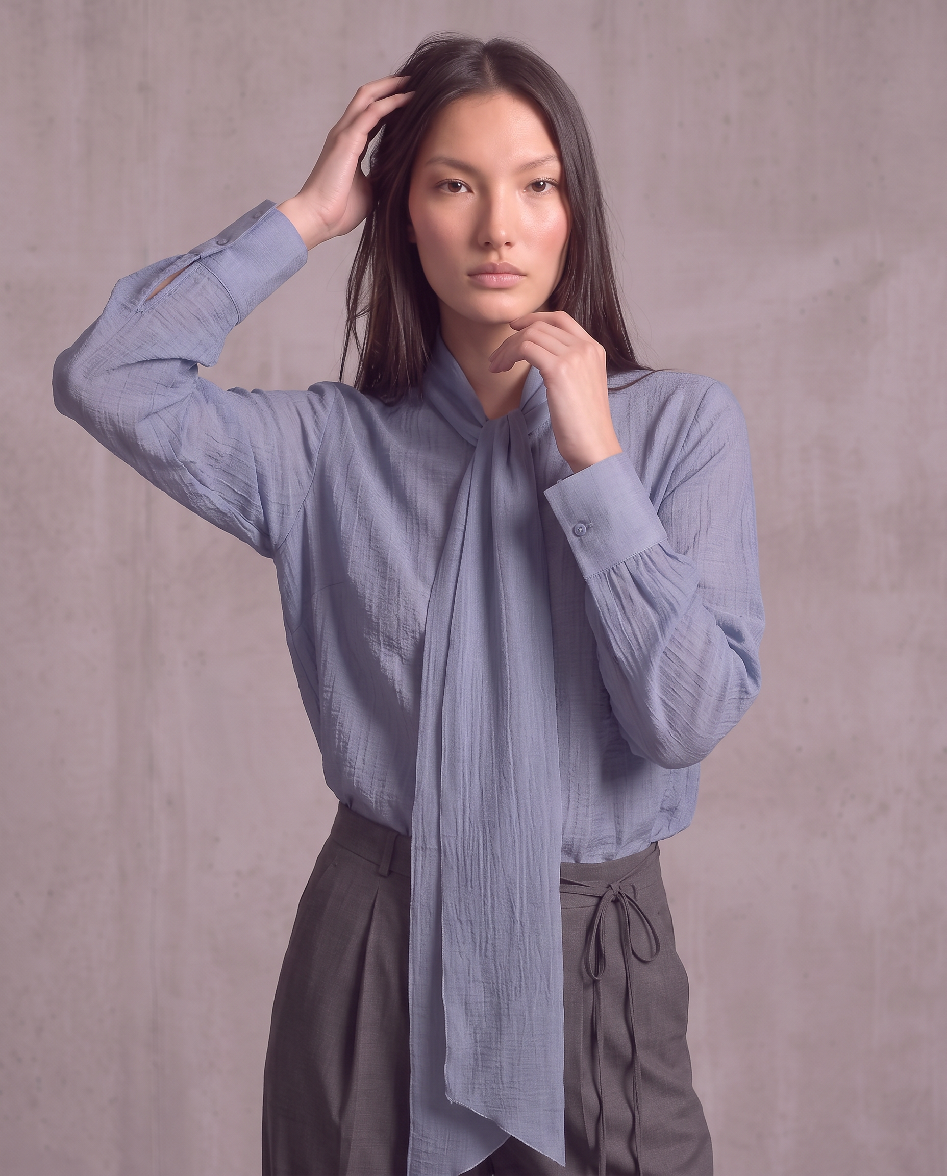 Blusa semitrasparente con fiocco