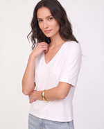 T-shirt con borchie sulle maniche