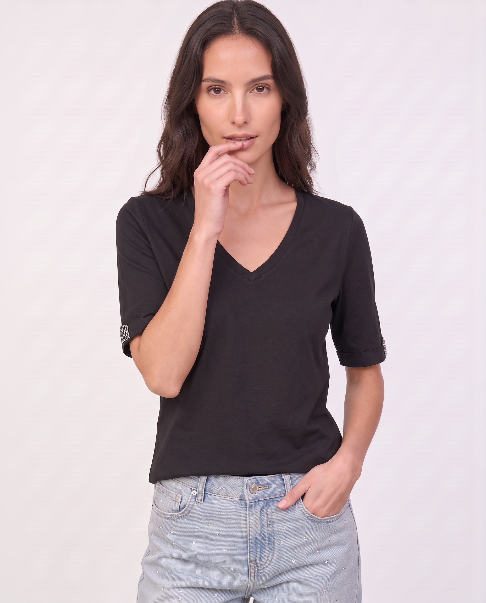 T-shirt con borchie sulle maniche