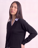 Maglia con scollo a V e colletto camicia