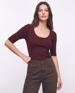 Maglia a costine con scollo ampio