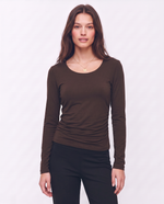 Maglia con scollo asimmetrico