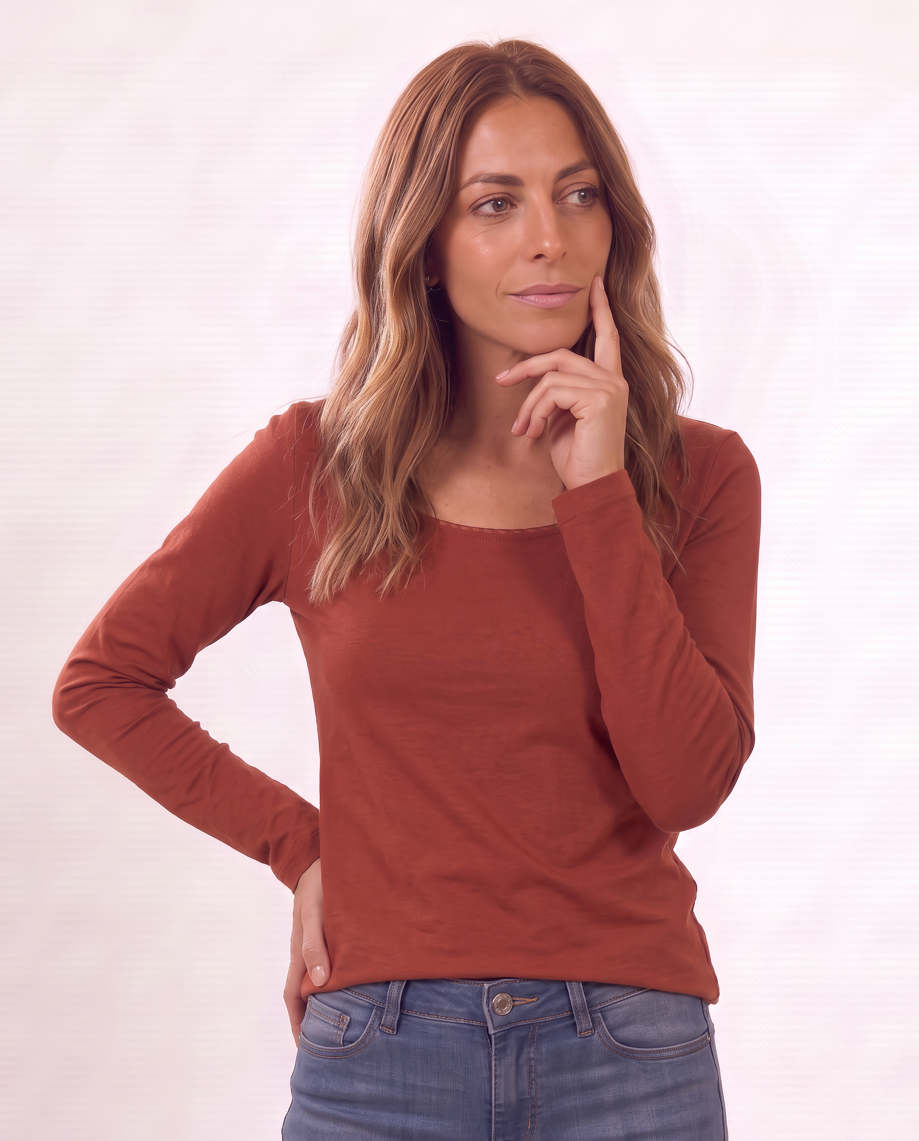 Maglia con scollo asimmetrico