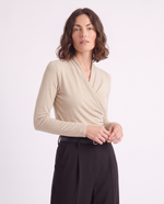Blusa con scollo incrociato
