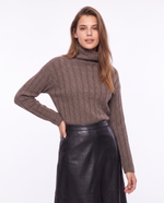 Maglione a collo alto con trecce