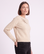 Maglia con applicazione di pietre