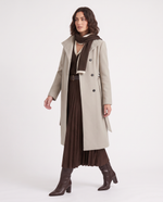 Cappotto con collo alto e cintura