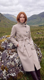 Cappotto con collo alto e cintura