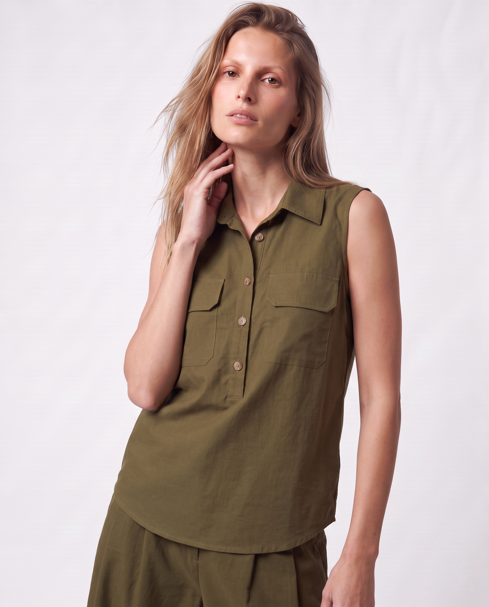 Blusa in misto lino con colletto polo